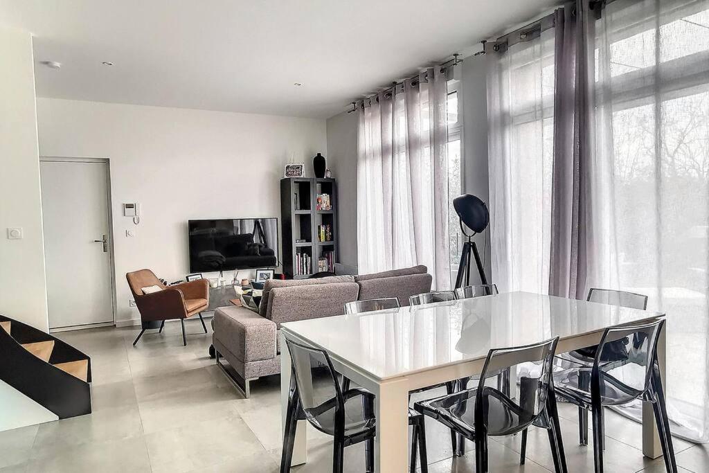 Ferienwohnung Duplex En Rez De Jardin Neuville-sur-Saône Exterior foto